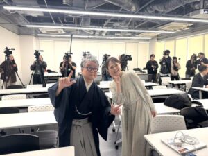 いとうまい子と中村伊知哉学長の画像