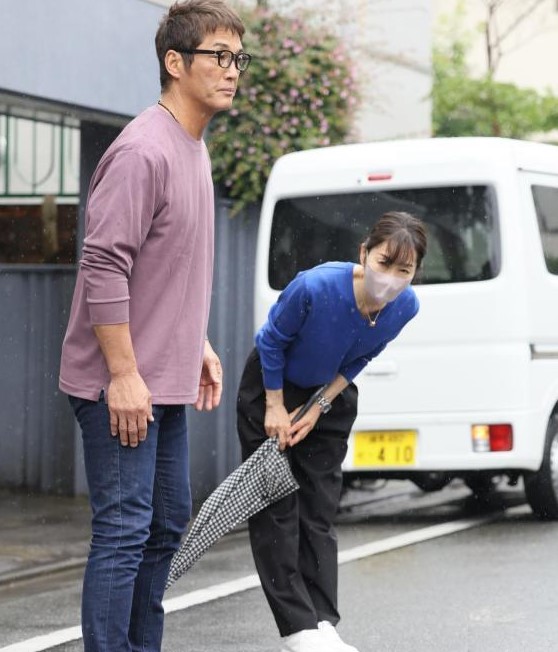 弔問客に対応する長嶋茂雄と長嶋三奈の画像