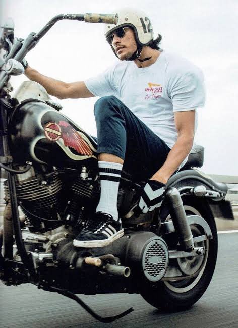 バイクに乗る長瀬智也の画像