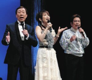 夢グループのコンサートで歌う橋幸夫さんの画像