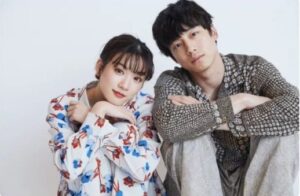 坂口健太郎と寄り添う永野芽郁の画像