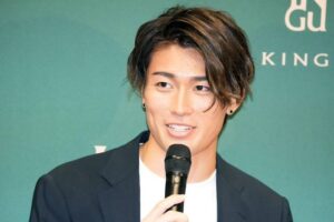 私服姿の中村敬斗の画像